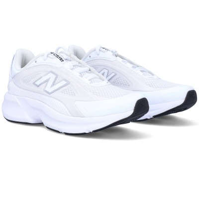 Sapatilhas desportivas brancas New Balance em fundo branco