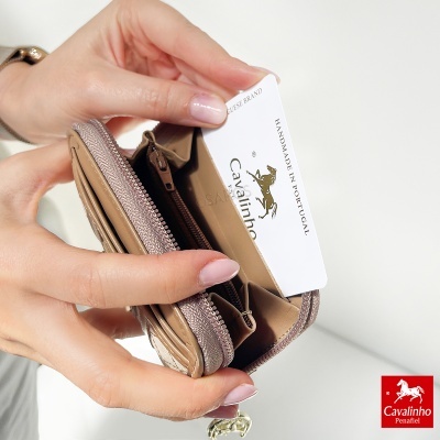 Carteira compacta bege com fecho de correr e cartão branco Cavallinho visível
