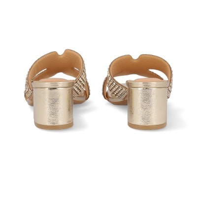 Sandálias douradas com pedras brilhantes vistas de trás.