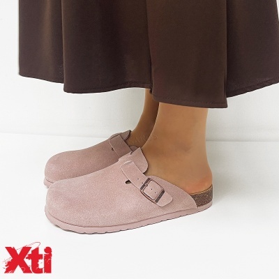 Sapatos mule rosa claro em camurça com fivela metálica