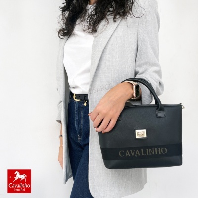 Mala preta Cavalinho com alças curtas e detalhes dourados