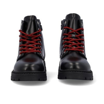 Botas pretas de pele com atacadores vermelhos e sola grossa preta