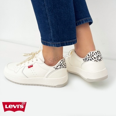 Ténis Levi's brancos com detalhe animal print no calcanhar e etiqueta vermelha Levi's