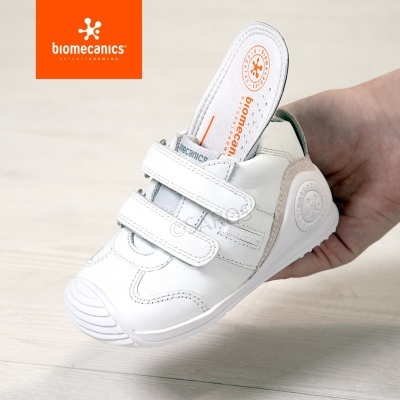 Sapato infantil branco Biomecanics com fechos de velcro e palmilha removível