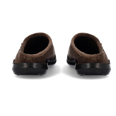 Chinelos castanhos com sola preta vistos de trás