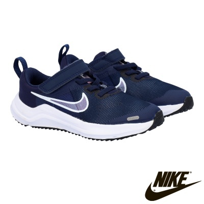 Sapatilhas Nike azuis escuras com sola e detalhes brancos