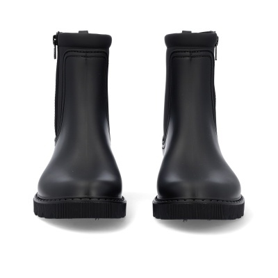 Botas pretas de borracha com fecho atrás