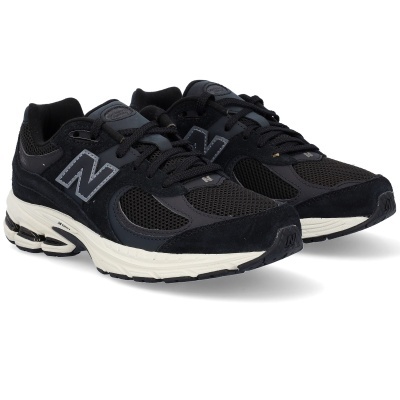 Sapatilhas New Balance pretas com sola branca e detalhes cinza