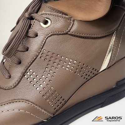 Ténis castanho em couro sintético com detalhes perfurados e sola preta.
