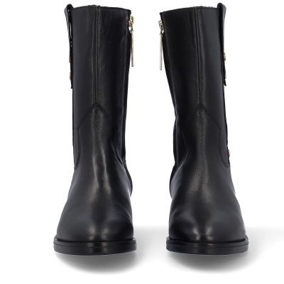 Botas pretas em pele com fecho dourado lateral