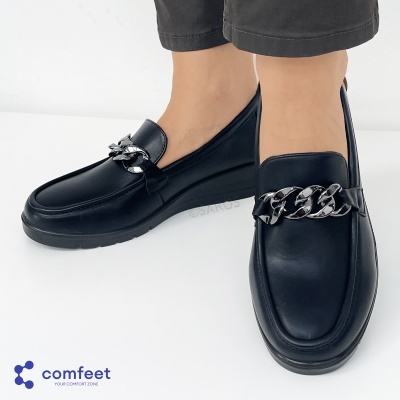 Mocassins pretos em pele com corrente metálica prateada