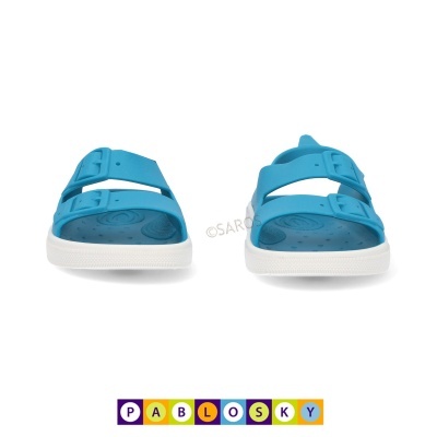 Chinelos azuis com tiras ajustáveis e sola branca antiderrapante