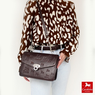 Mala de ombro castanha em pele gravada com o logo Cavalinho e padrão de cavalos