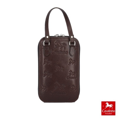 Bolsa pequena em pele castanha com padrão de cavalos em relevo e fecho prateado