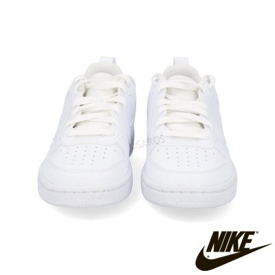 Sapatilhas Nike brancas vistas de frente com logótipo Nike no canto inferior direito