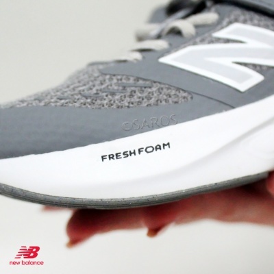 Ténis New Balance cinzento e branco com sola branca e texto FRESH FOAM