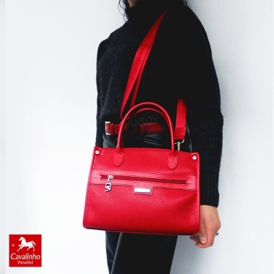 Mala vermelha de senhora com alça e fecho dianteiro em pendente metálico