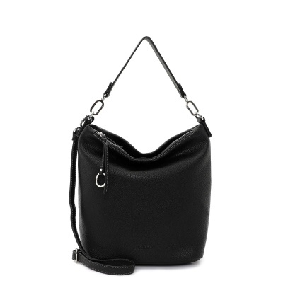 Bolsa preta de mão e ombro com textura granulada e detalhes prateados.