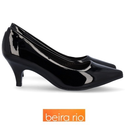 Sapatos de salto feminino em verniz preto com bico fino e salto médio