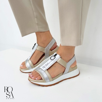 Sandálias metálicas com texto ROSE na tira frontal.
