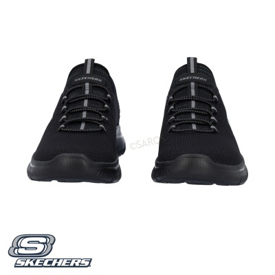 Ténis pretos Skechers vistos de frente com atacadores elásticos cinza e preto