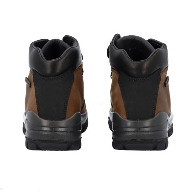 Botas castanhas e pretas vista traseira