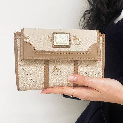 Carteira bege e castanha com padrão de cavalos e fecho metálico
