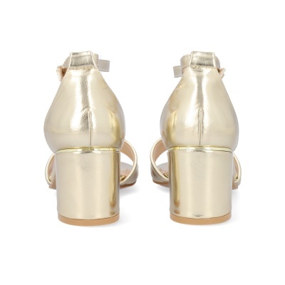 Sandálias douradas femininas com salto médio quadrado e tiras.