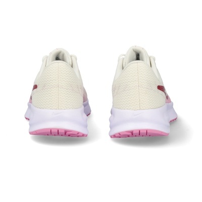 Sapatilhas desportivas Nike brancas com detalhes rosa vistas de trás