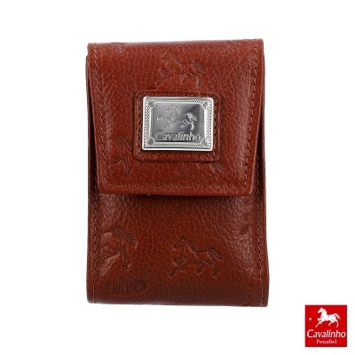 Carteira em pele castanha com placa metálica e padrão de cavalos em relevo