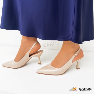 Sapatos de salto alto bege com biqueira pontiaguda e tira ajustável