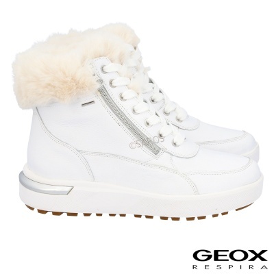 Botas brancas com pelo na gola e fecho lateral