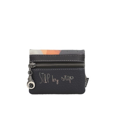 Carteira pequena preta com fecho de zíper e texto STEP by step.