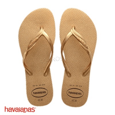 Chinelos Havaianas dourados vistos de cima com textura e logo visível