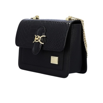 Mala preta de ombro com textura de pele e detalhes dourados