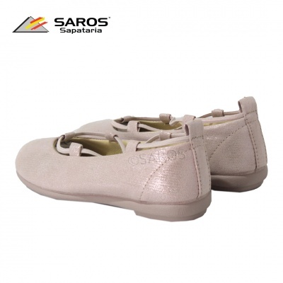 Sapatilhas femininas bege claro com tiras cruzadas e logo SAROS