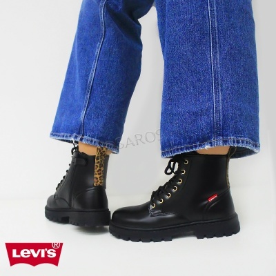 Botas pretas meio cano com padrão animal print e etiqueta Levi's vermelha