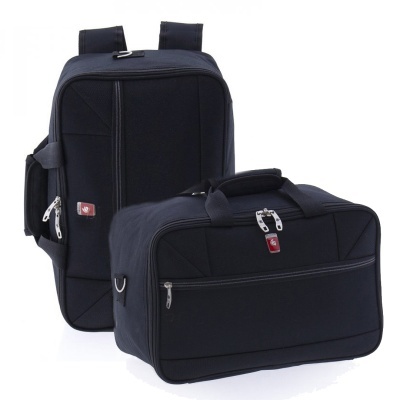 Conjunto de malas pretas em tecido com fechos metálicos e etiquetas vermelhas