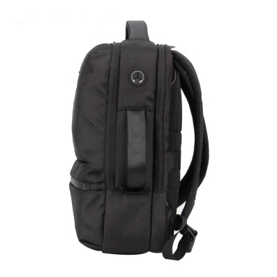 Mochila preta vista de lado com vários compartimentos e alças acolchoadas.