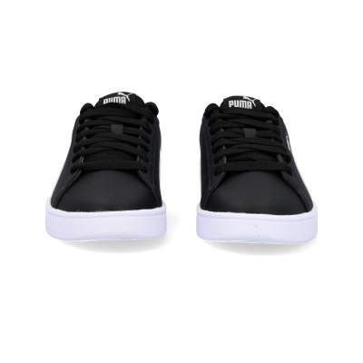 Sapatilhas Puma pretas com sola branca vistas de frente