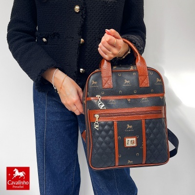 Mochila quadrada preta com padrões dourados e detalhes castanhos