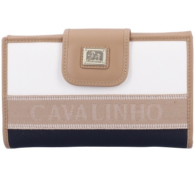 Carteira Cavalinho branca, bege e azul-marinho com aba em pele bege e placa metálica com logo