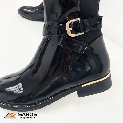 Botas pretas de verniz com fivela dourada e sola com detalhe dourado