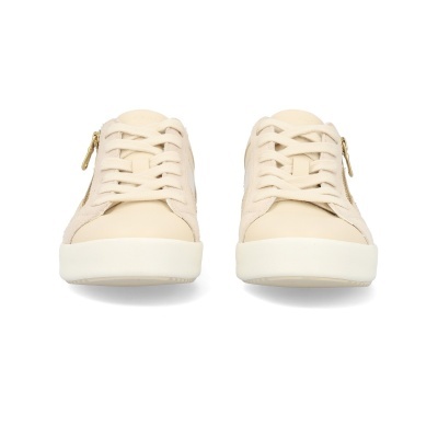 Sapatilhas castanhas claras com atacadores e sola branca vistas de frente.