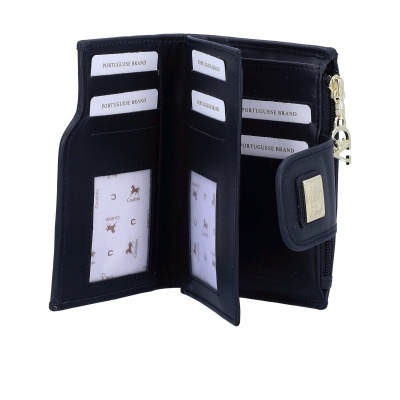 Carteira preta em pele com vários compartimentos para cartão aberta