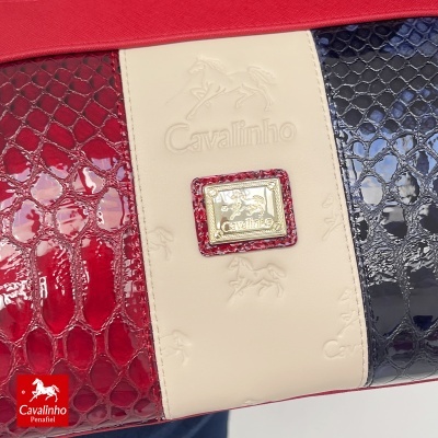 Mala de mão Cavalinho em couro bege com laterais vermelhas e pretas imitação pele de crocodilo