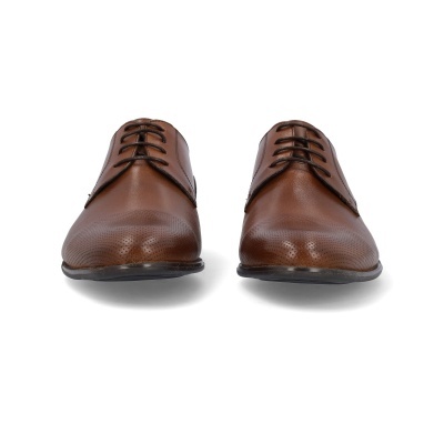 Sapatos sociais castanhos em couro com padrão perfurado e atacadores castanhos