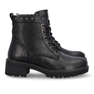 Botins pretos com atacadores, ilhós metálicos e tachas prateadas na parte superior