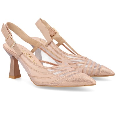 Sapatos de salto alto bege com tiras e fecho de fivela dourada