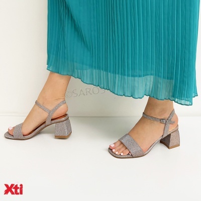 Sandálias prateadas de salto médio largo com tiras finas